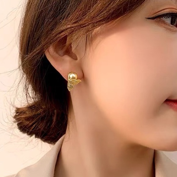 💎 BOGO❗️ PRICE🔻 Mermaid’s Tail Pearl Earrings - Picture 5 of 7